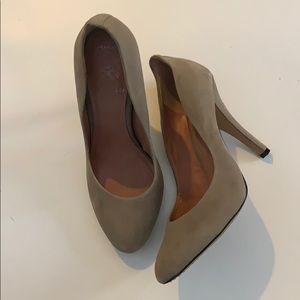 Vince Camuto 7.5 grey shoes